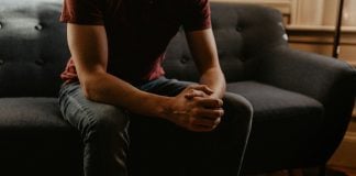 Hedepy: Aproape jumătate dintre români au apelat la AI pentru sprijin emoțional man sitting on sofa