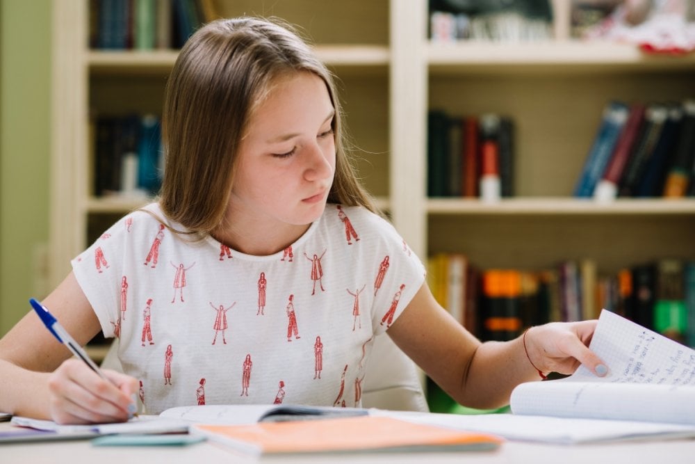 Te pregătești pentru examenul Cambridge? Cum te ajută meditațiile la engleză, la Profuu din București 1 fetita care studiaza pentru