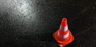 Accident mortal pe Șoseaua Colentina din Sectorul 2. O femeie a fost lovită de un autocar orange and white traffic cone