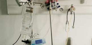 UMF ‘Carol Davila’ lansează ‘Școala din spital’ pentru copiii și elevii internați pe termen lung a hospital room with a bed and medical equipment